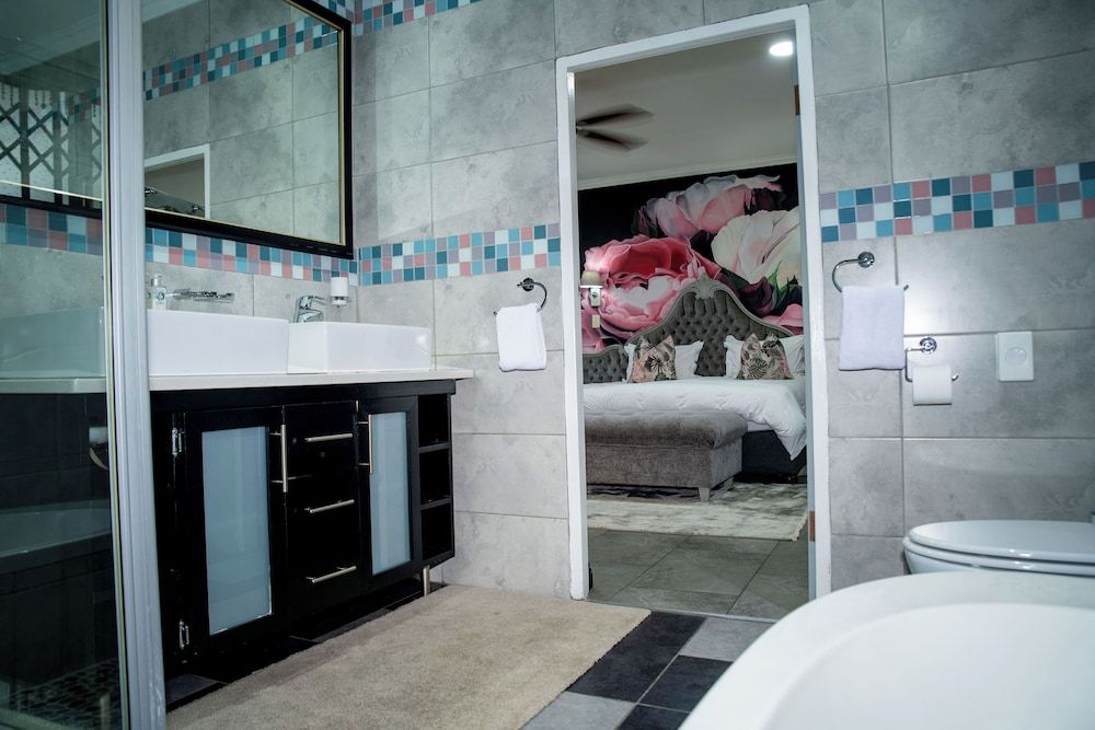 Iso'Bella Vita Guesthouse Deluxe King Room - Garden View 11