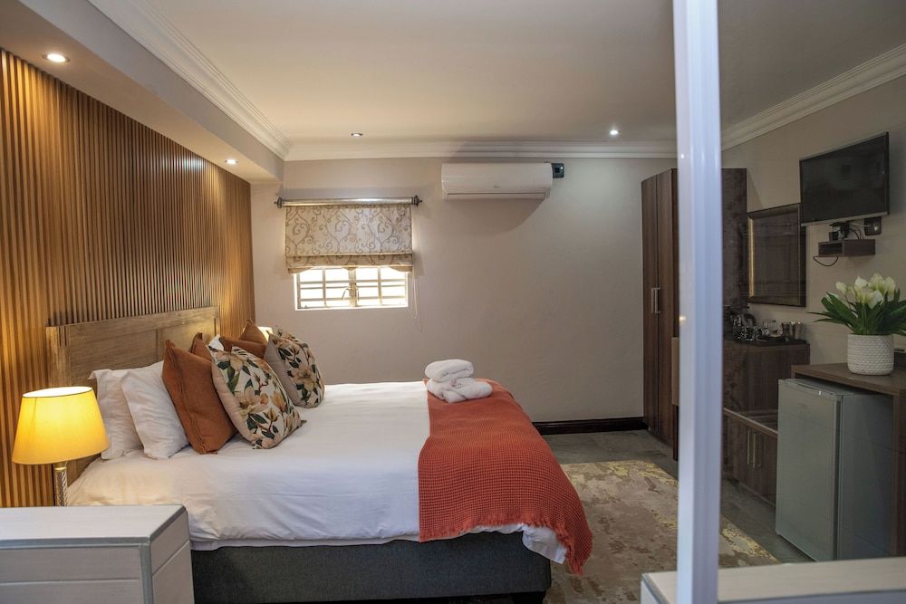 Iso'Bella Vita Guesthouse Deluxe King Room - Dining Area 7