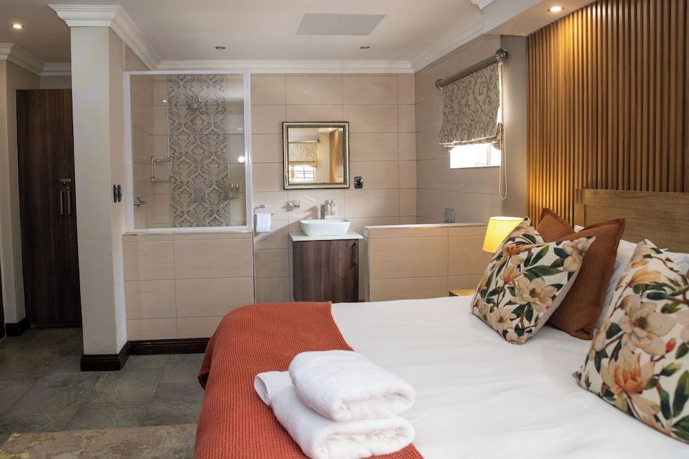 Iso'Bella Vita Guesthouse Deluxe King Room - Dining Area 9