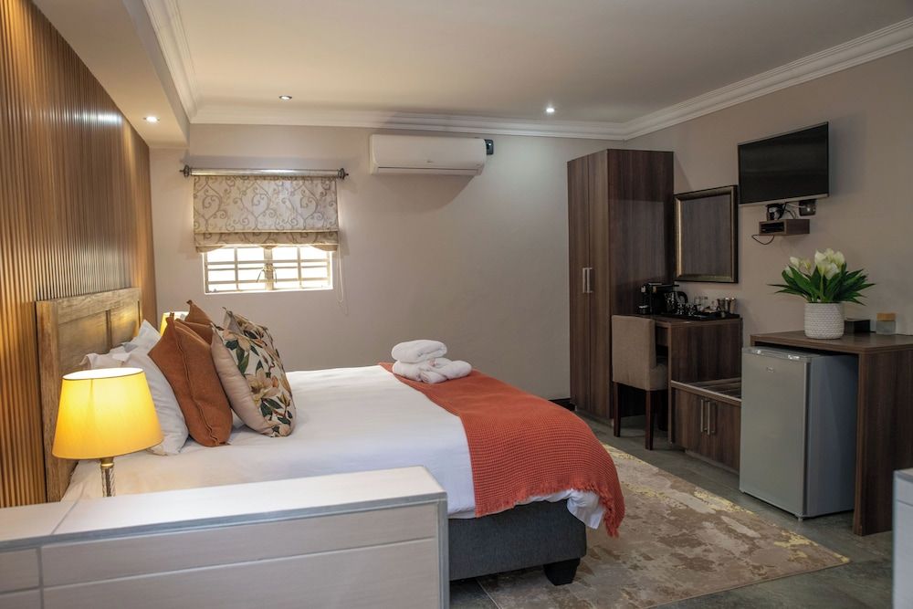 Iso'Bella Vita Guesthouse Deluxe King Room - Dining Area 3