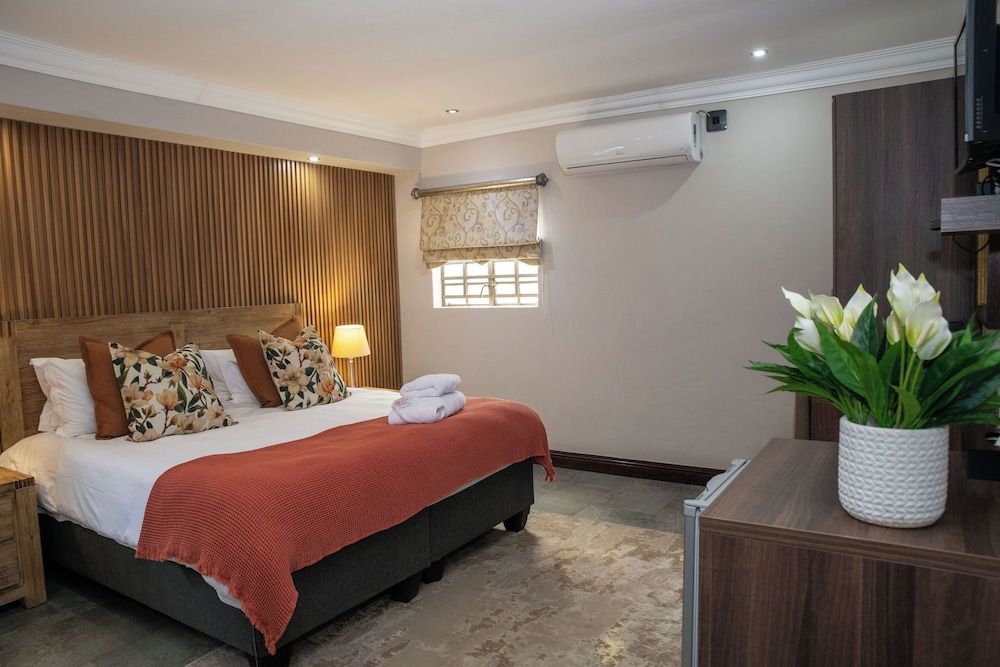 Iso'Bella Vita Guesthouse Deluxe King Room - Dining Area 4