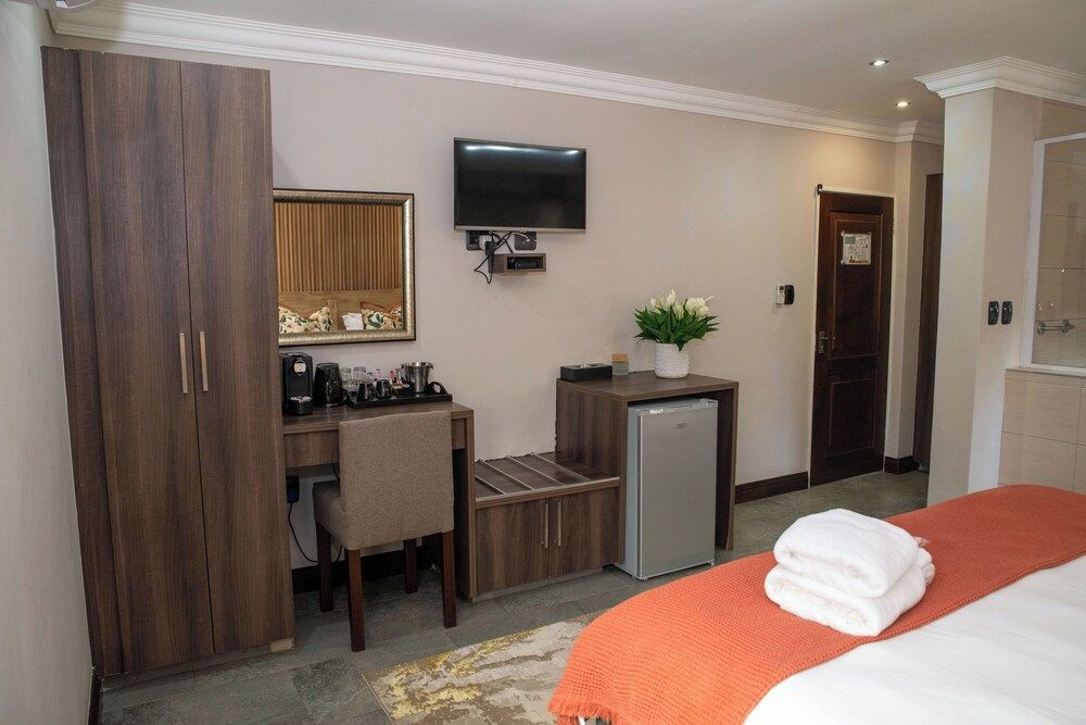 Iso'Bella Vita Guesthouse Deluxe King Room - Dining Area 5