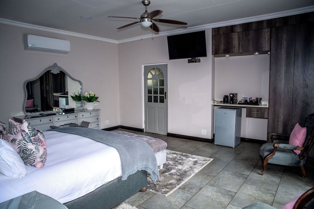 Iso'Bella Vita Guesthouse Deluxe King Room - Garden View 9