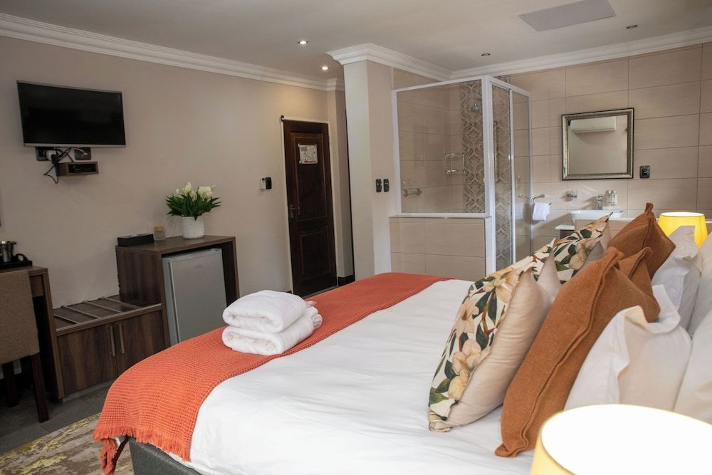 Iso'Bella Vita Guesthouse Deluxe King Room - Dining Area 8