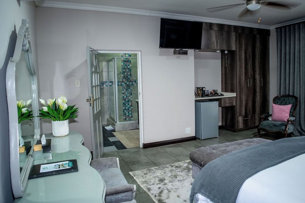 Iso'Bella Vita Guesthouse Deluxe King Room - Garden View 14