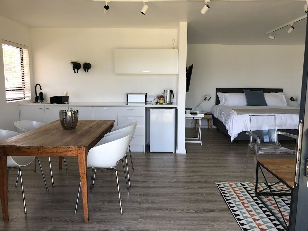 Karee Manor Guesthouse Deluxe Suite, 1 Bedroom 4