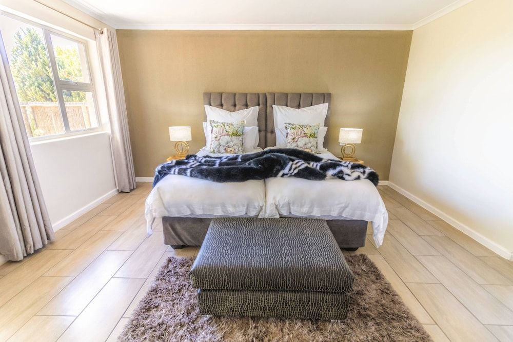 Val de Vine Guesthouse Comfort Double Room, 2 Twin Beds, Patio, Courtyard Area 2