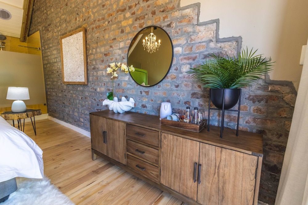 Val de Vine Guesthouse Luxury Double Room, 1 Queen Bed, Balcony, Garden View 12