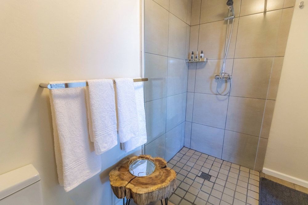 Val de Vine Guesthouse Comfort Double Room, 2 Twin Beds, Patio, Courtyard Area 5