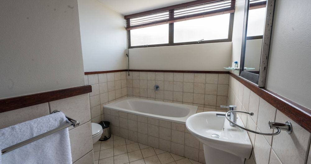 ANEW Hotel Ocean Reef Zinkwazi Suite, Ocean View 5