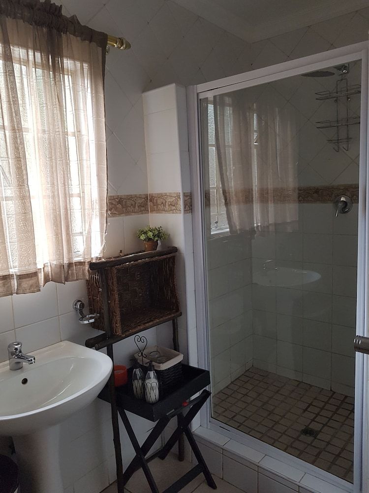 Lions Guesthouse Big King Room 5