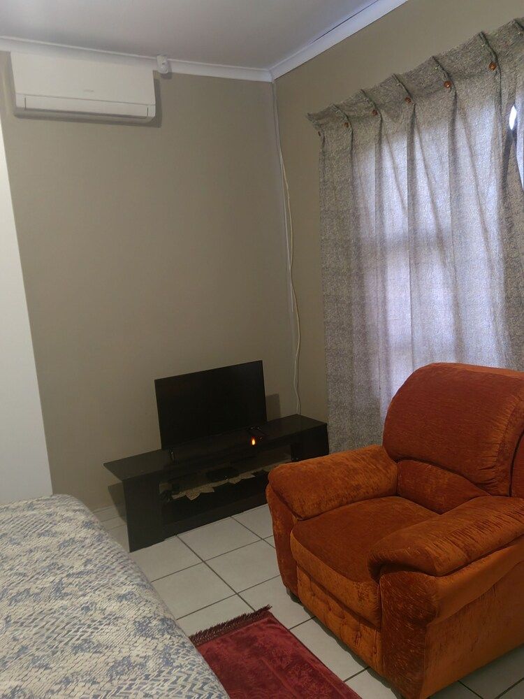 Unami Self-catering Accommodation Deluxe Double Room 3