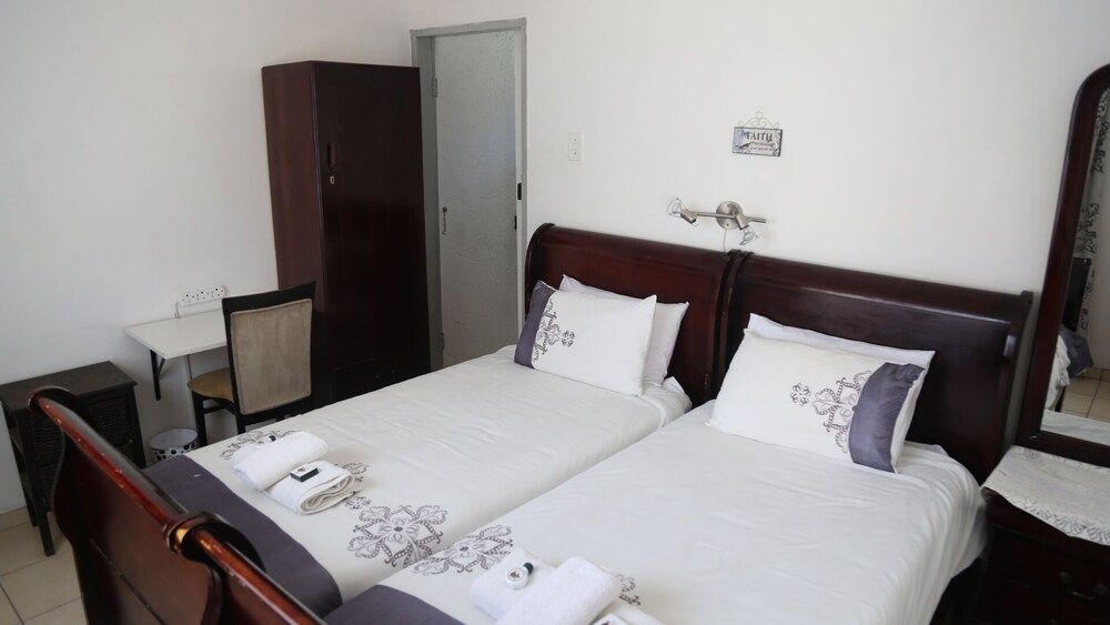 Roba Monakedi Guest Lodge Twin Room 3