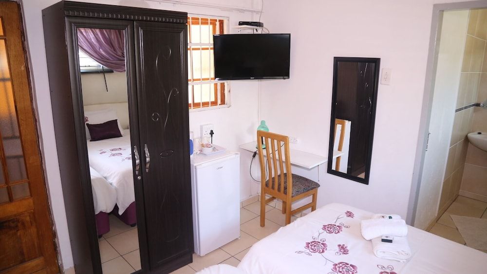 Roba Monakedi Guest Lodge Twin Room 6