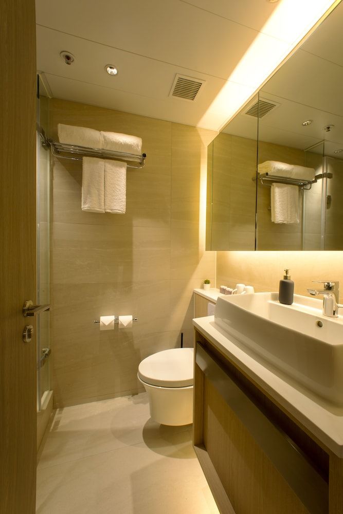 CM Plus Hotels and Serviced Apartments Harbour View 2 Bedroom with 2 Bathroom and Balcony (South Tower) 4