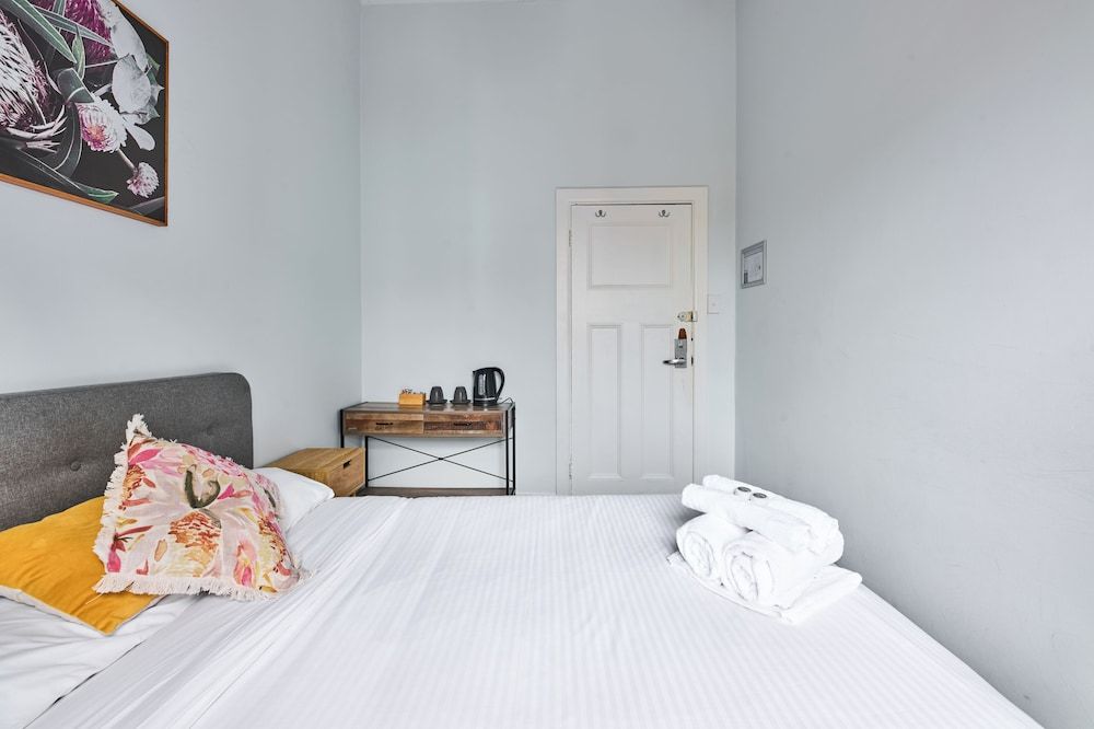 College Lawn Hotel - Hostel Economy Double Room, Shared Bathroom 4