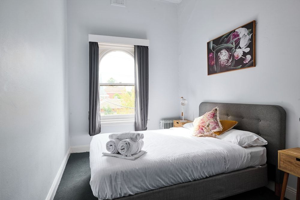 College Lawn Hotel - Hostel Economy Double Room, Shared Bathroom