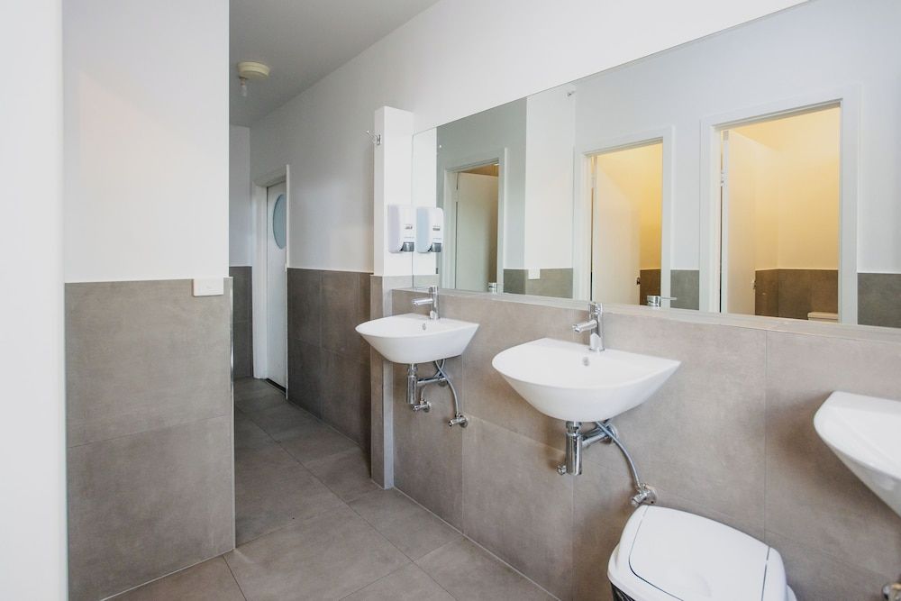 College Lawn Hotel - Hostel Economy Quadruple Room, Shared Bathroom 6