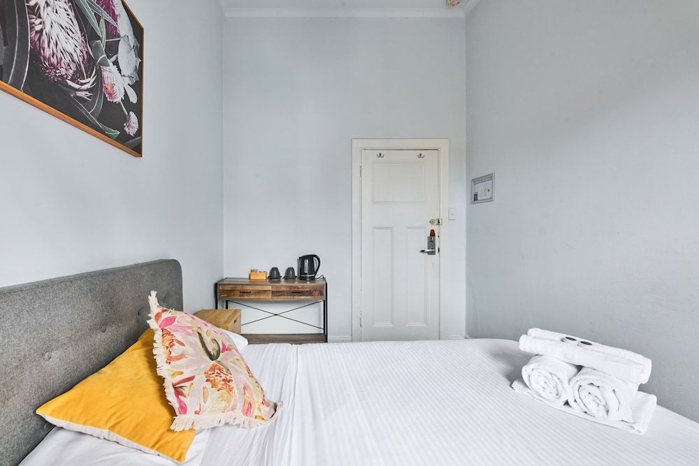 College Lawn Hotel - Hostel Economy Double Room, Shared Bathroom 2