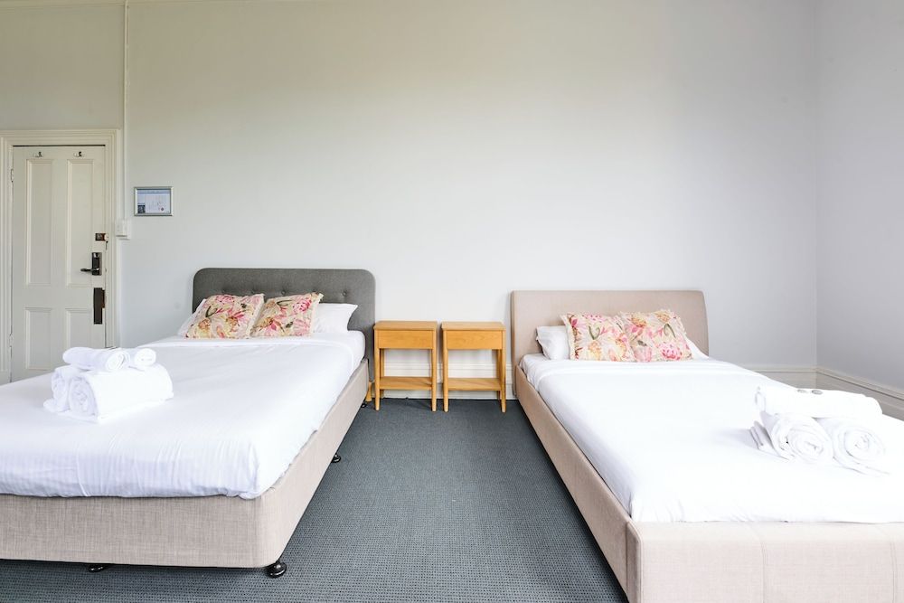 College Lawn Hotel - Hostel Economy Quadruple Room, Shared Bathroom 3