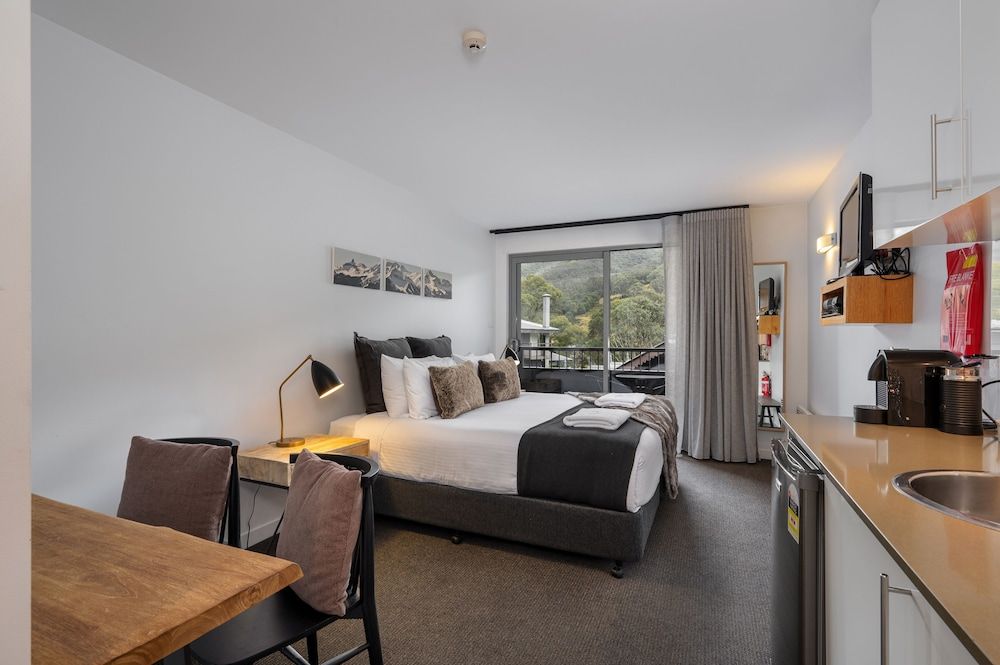 Superior Studio, 1 King Bed, Kitchenette, Mountain View (Studio Apartment 2 Nights)