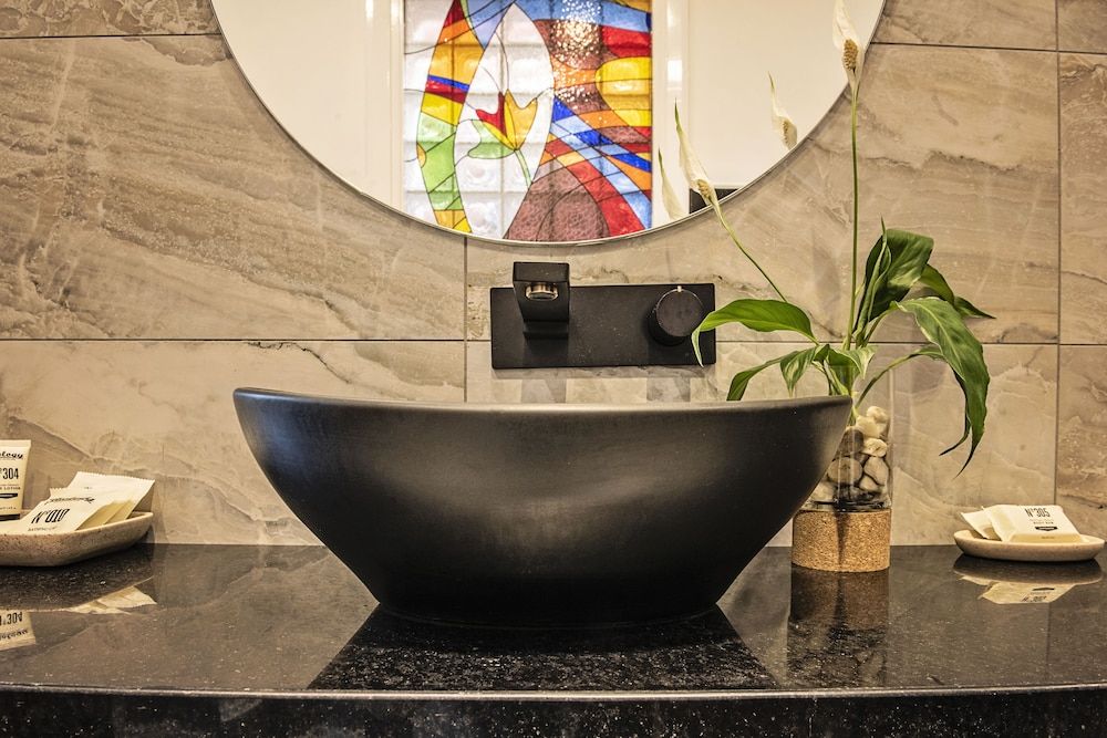 CIRCA 1928 - Albury Warhol Suite 2