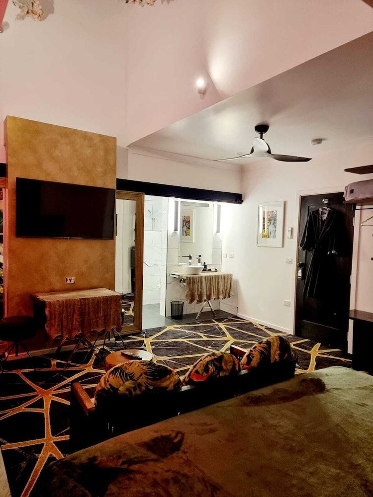 CIRCA 1928 - Albury Executive Studio, 1 King Bed 3