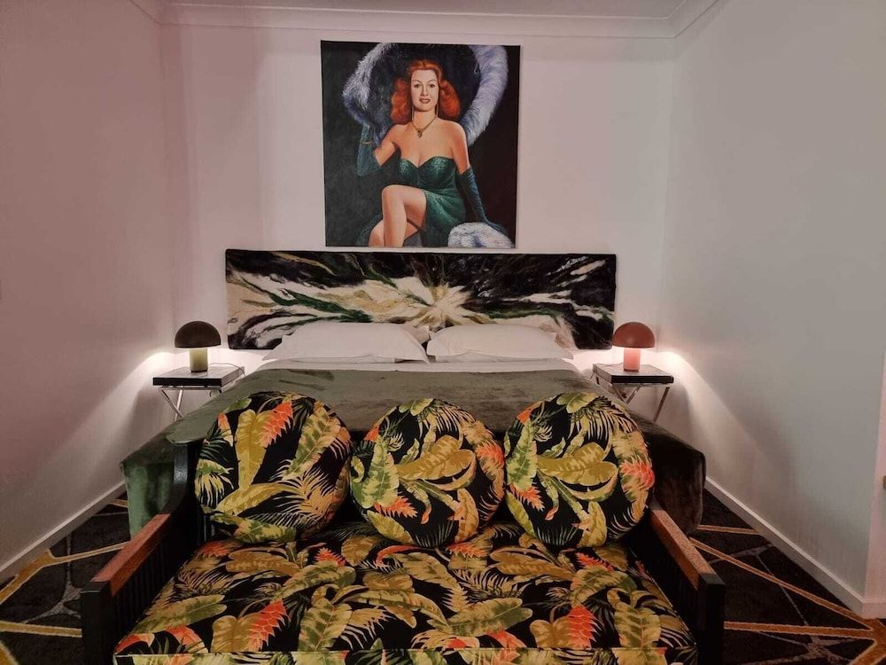 CIRCA 1928 - Albury Executive Studio, 1 King Bed