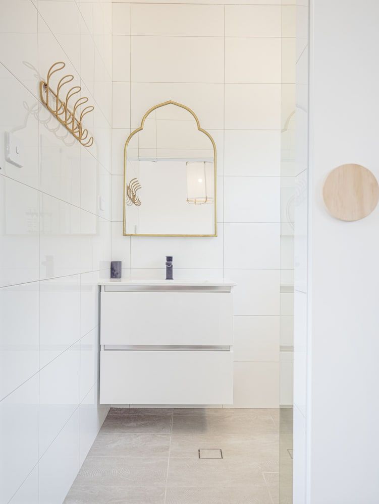 The Beach Rooms Deluxe Queen Room (Sleeps 2) - 1 Queen - Oceanview + Balcony 12