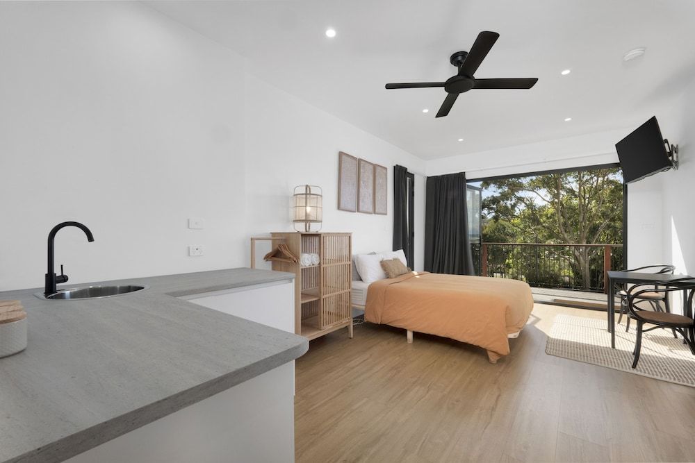 The Beach Rooms Deluxe Queen Room (Sleeps 2) - 1 Queen - Oceanview + Balcony 4