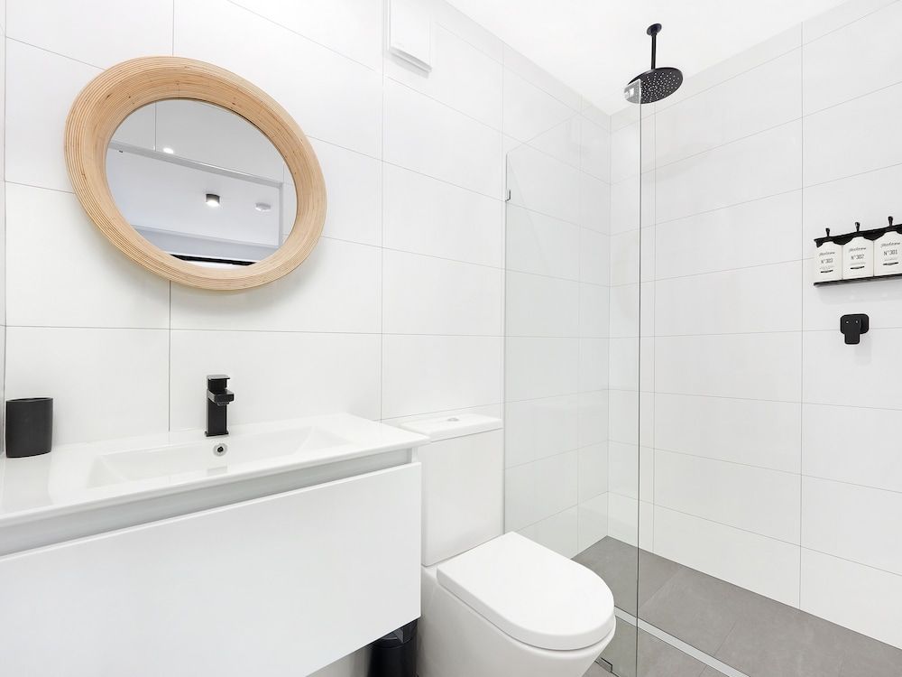 The Beach Rooms Micro Queen Room-1 Queen-Courtyard View 6