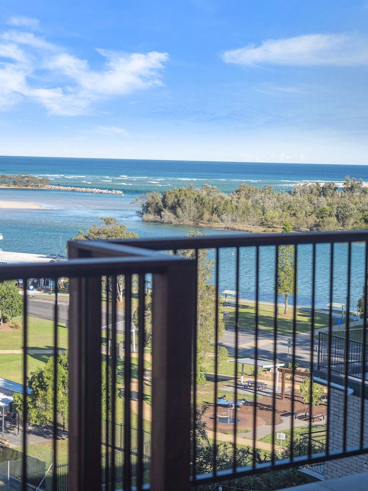 The Beach Rooms Deluxe Queen Room (Sleeps 2) - 1 Queen - Oceanview + Balcony 9