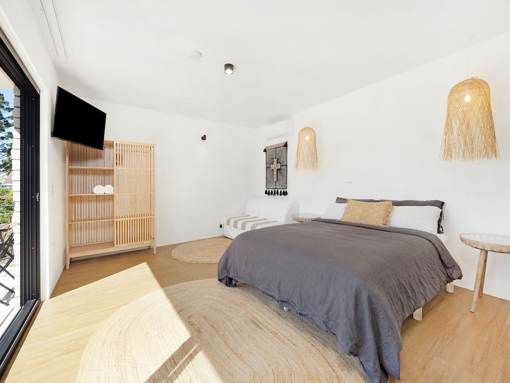 Queen Deluxe Room (Sleeps 2) - 1 Queen - Ocean View