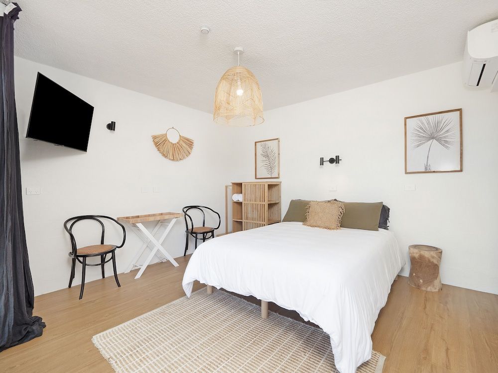 Queen Room (Sleeps 2) - 1 Queen - Ocean View