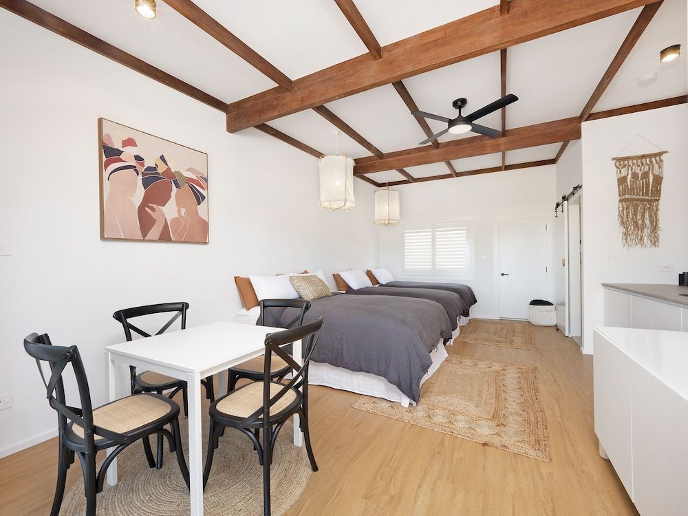 Family 1 Room (Sleeps 4) - 1 Queen + 2 Singles - Ocean View