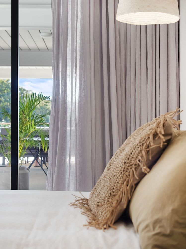 The Beach Rooms Micro Queen Room-1 Queen-Courtyard View 7