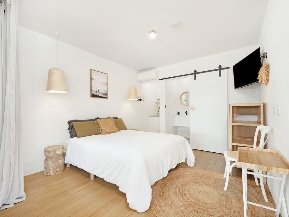 The Beach Rooms Micro Queen Room-1 Queen-Courtyard View 3