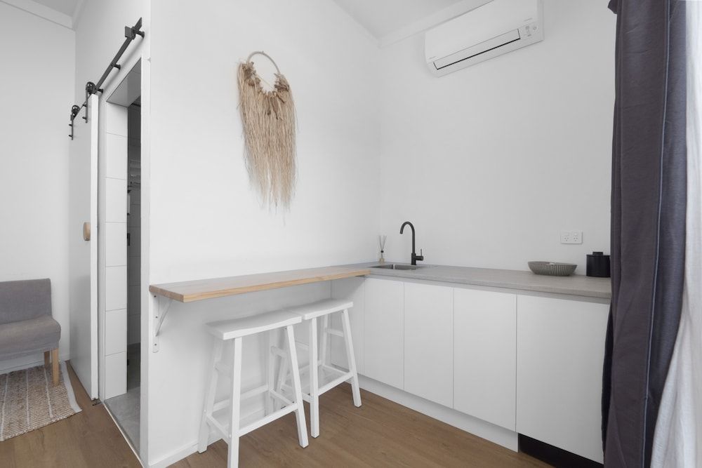 The Beach Rooms Deluxe Queen Room (Sleeps 2) - 1 Queen - Oceanview + Balcony 10