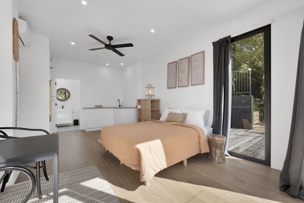 The Beach Rooms Deluxe Queen Room (Sleeps 2) - 1 Queen - Oceanview + Balcony 3