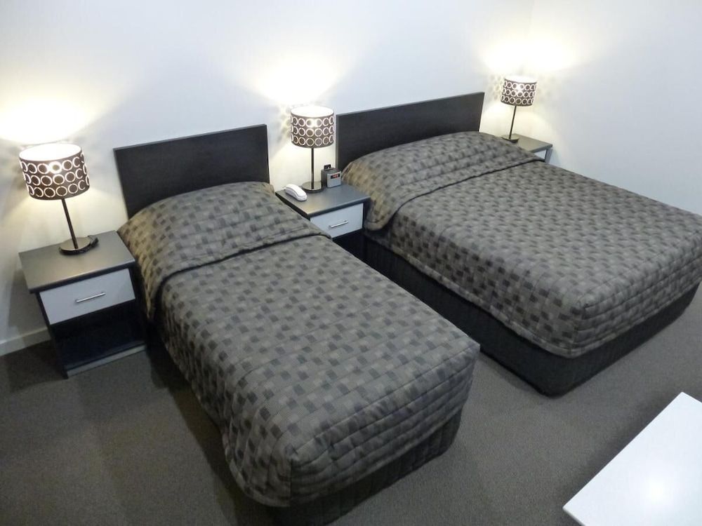 Golden Chain Tower Motor Inn Deluxe Twin Room