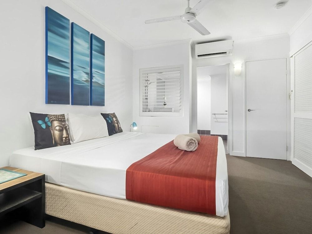 Deluxe Apartment, 1 King Bed, Poolside