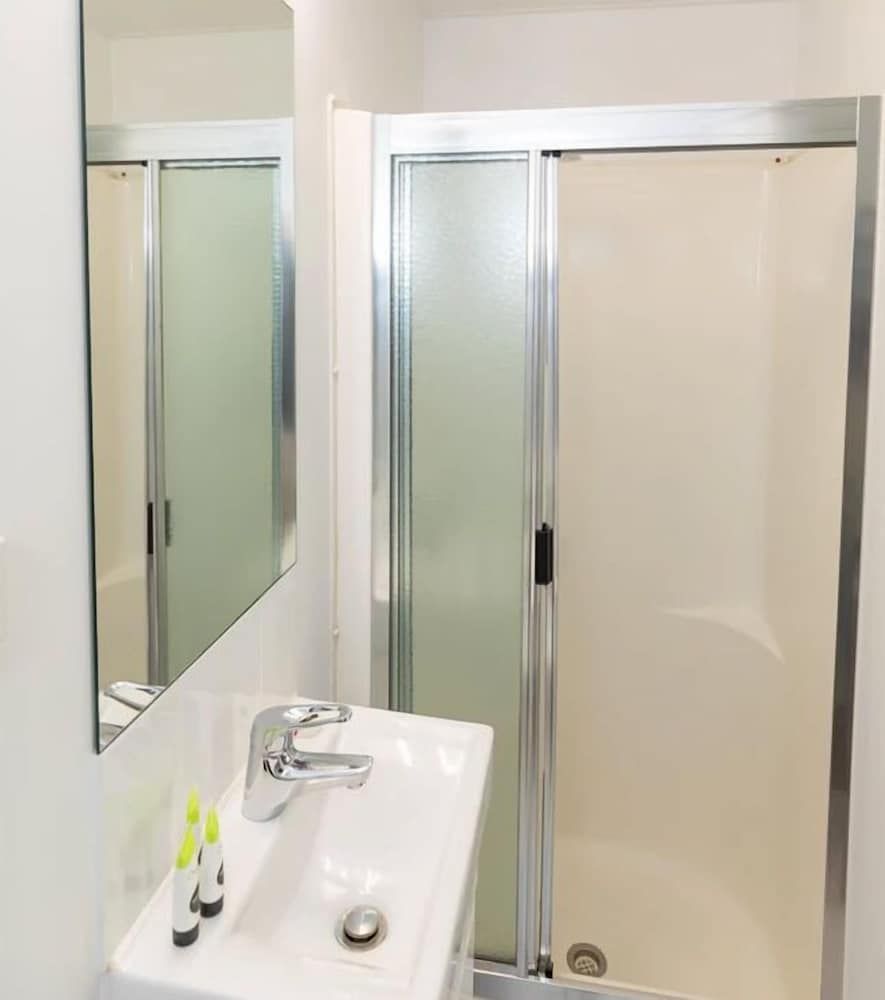 Tasman Holiday Parks-Cairns Cool Waters Large Budget Coconut Cabin (Studio) 4