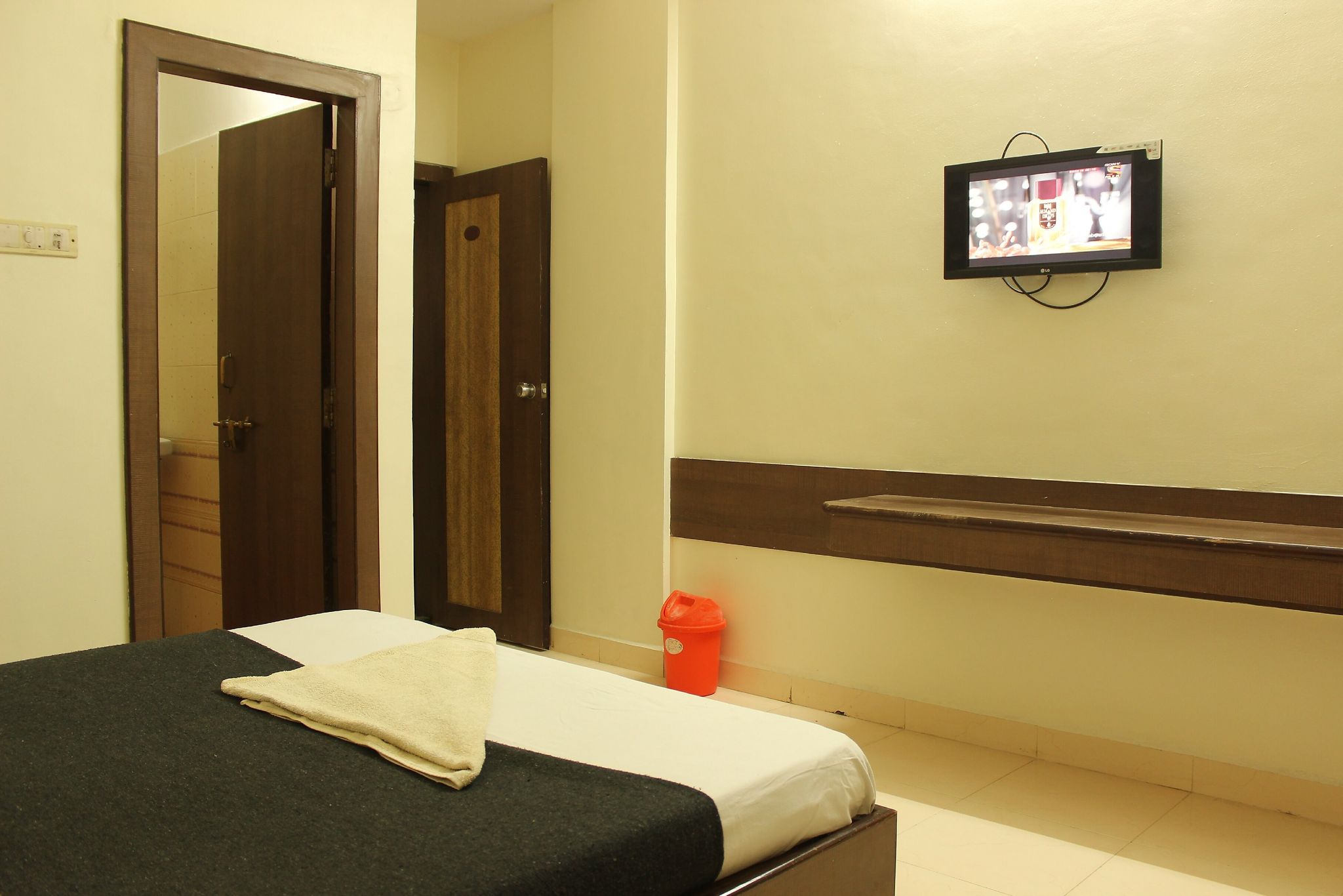 Hotel Laxmi Palace Standard Double Bed AC Room 3