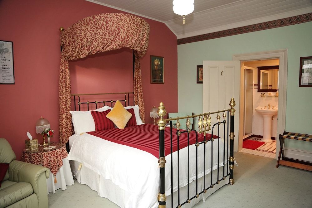 Red Queen Room