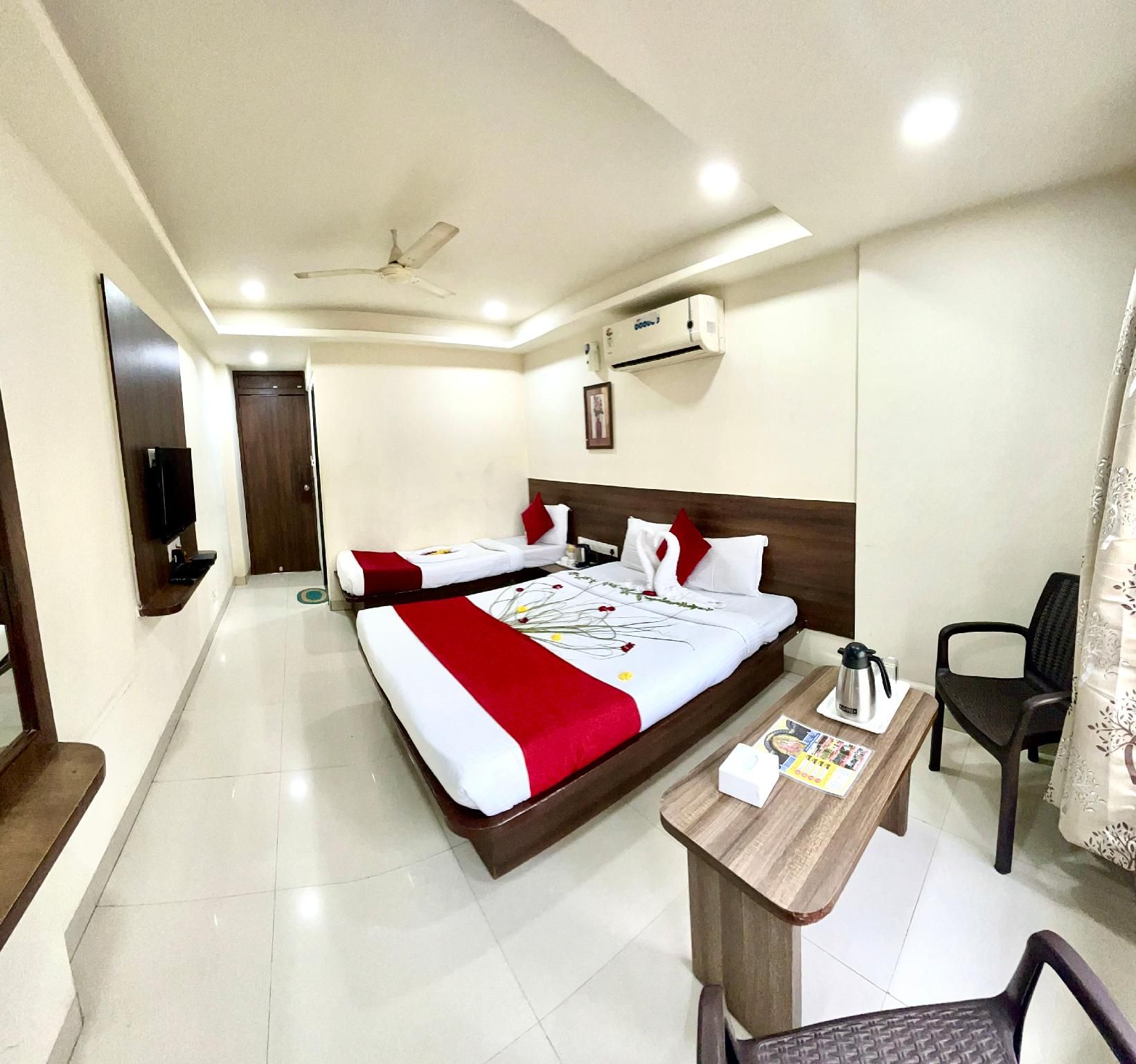 Hotel Sai Chhatra Triple Bed Room A.C 4