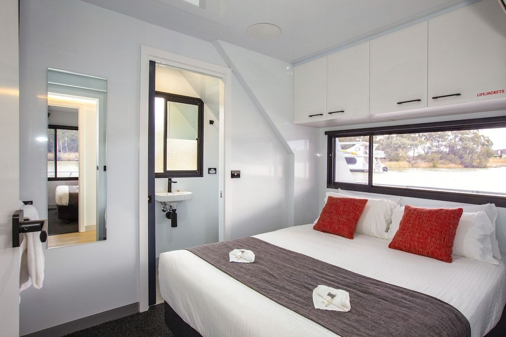 Ultimate Indulgence (12 berth houseboat)