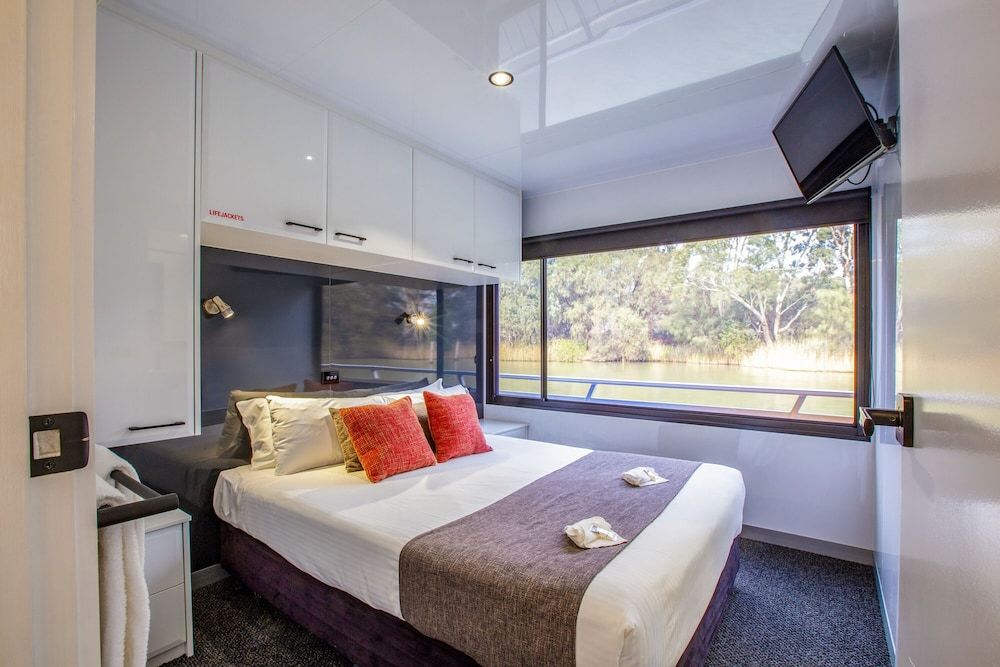 Ultimate Indulgence (12 berth houseboat)