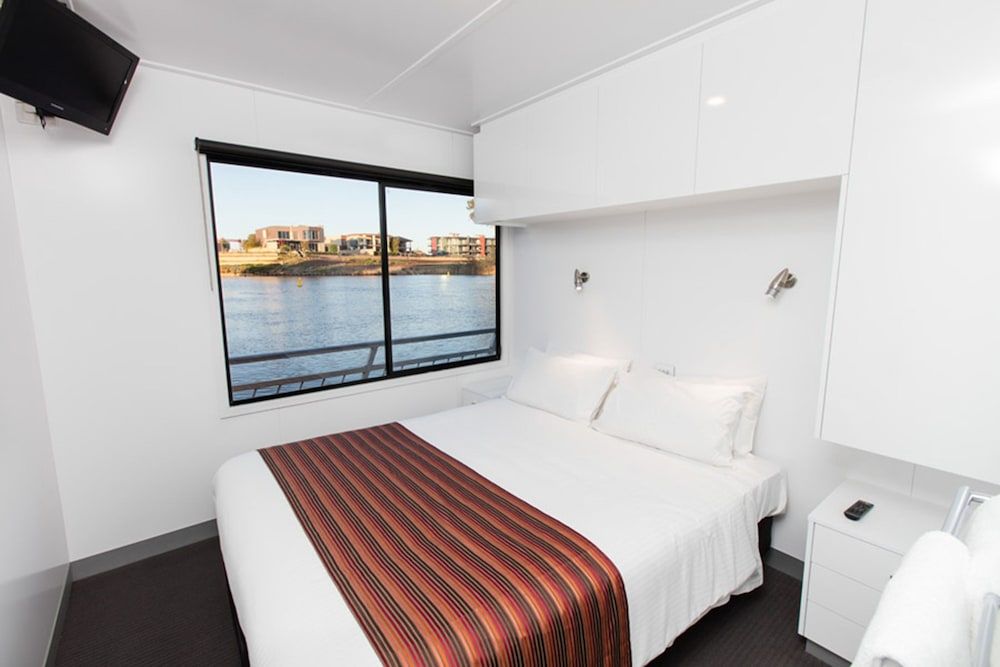 Pure Indulgence (12 berth houseboat)
