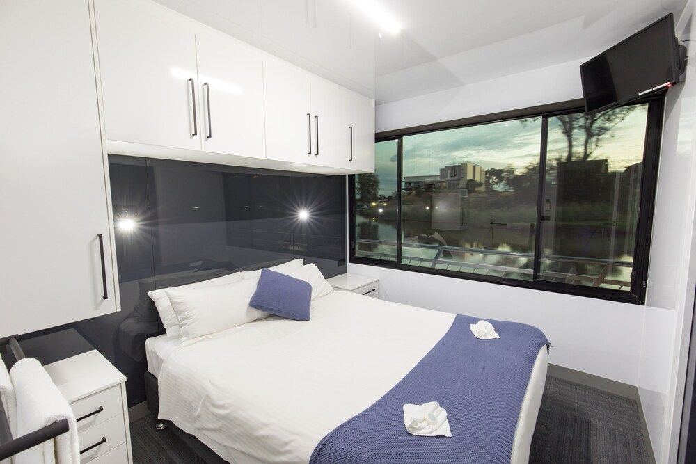 Sapphire Indulgence (12 berth houseboat)