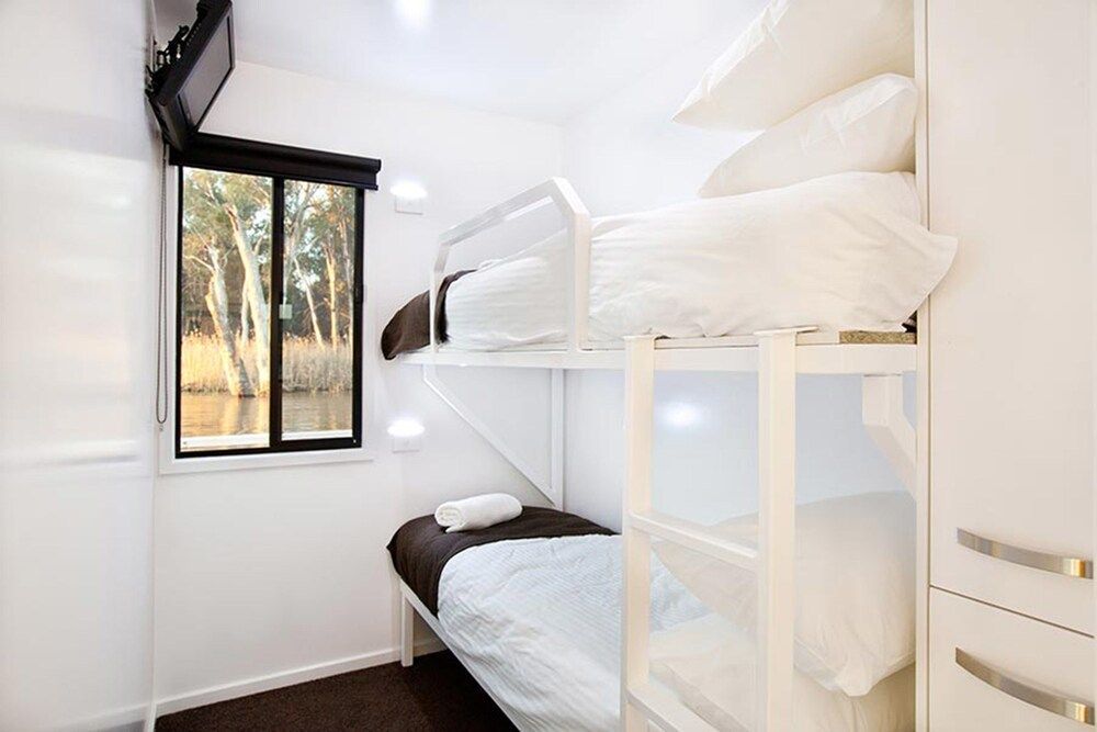 Emerald Luxury (10 berth houseboat)